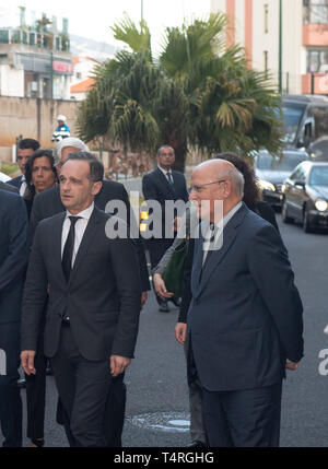 Funchal, Portugal. 18. Apr 2019. Außenminister Heiko Maas (SPD, l) und der portugiesische Außenminister Augusto Santos Silva (r) der Besuch des Krankenhauses 'Hospital Central Funchal. Hier Unfall Opfer des Busungluecks wurden in gebracht, in der 29 Menschen auf der portugiesischen Insel Madeira im Atlantik starb. Nach den bisherigen Feststellungen, es gibt wahrscheinlich viele Deutsche Urlauber unter den Opfern. Foto: Andriy Petryna/dpa Quelle: dpa Picture alliance/Alamy leben Nachrichten Stockfoto