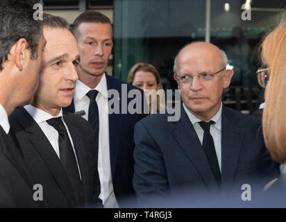 Funchal, Portugal. 18. Apr 2019. Außenminister Heiko Maas (SPD, l) und der portugiesische Außenminister Augusto Santos Silva (r) der Besuch des Krankenhauses 'Hospital Central Funchal. Hier Unfall Opfer des Busungluecks wurden in gebracht, in der 29 Menschen auf der portugiesischen Insel Madeira im Atlantik starb. Nach den bisherigen Feststellungen, es gibt wahrscheinlich viele Deutsche Urlauber unter den Opfern. Foto: Andriy Petryna/dpa Quelle: dpa Picture alliance/Alamy leben Nachrichten Stockfoto