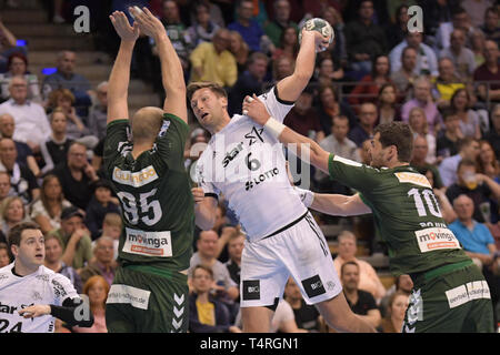 Berlin, Deutschland. 18 Apr, 2019. Handball: Bundesliga, Füchse Berlin - THW Kiel, den 27. Spieltag. Harald Reinkind aus Kiel versucht, sich zu behaupten. Quelle: Jörg Carstensen/dpa/Alamy leben Nachrichten Stockfoto