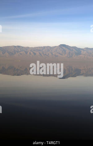 Bombay Beach, Kalifornien, USA. 10 Dez, 2016. Der Salton Sea ist ein flacher, Saline, endorheic rift See direkt auf der San Andreas Störung, vorwiegend in den südlichen Kalifornien Imperial und Coachella Täler. Der tiefste Punkt des Meeres ist 1,5 m (5 ft) höher als der niedrigste Punkt des Death Valley. Die jüngsten Zufluss von Wasser aus dem inzwischen stark kontrollierten Colorado River wurde versehentlich durch die Ingenieure der Kalifornien Development Company im Jahre 1905 erstellt. Die daraus resultierenden Abfluss die engineered Canal überwältigt, und der Fluss floss in den Salton Becken für zwei Jahre, füllen Stockfoto