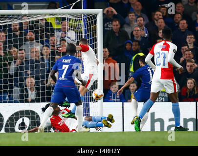 London, Großbritannien. 18 Apr, 2019. London, England - 19. April: Chelsea's Pedro Kerben 4. Ziel während UAFA Europa League Viertelfinale 2 Bein zwischen Chelsea und Slavia Prag Stadion an der Stamford Bridge, London, England am 19. Apr 2019. Credit: Aktion Foto Sport/Alamy leben Nachrichten Stockfoto