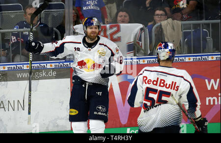 Mannheim, Deutschland. 18 Apr, 2019. Eishockey: DEL, Adler Mannheim - EHC München, Meisterschaft, final, 1. Spieltag, Matthew Stajan (18, EHC RB München) links Kerben die 1-1 Equalizer, Kredit: Michael Deines/dpa/Alamy leben Nachrichten Stockfoto