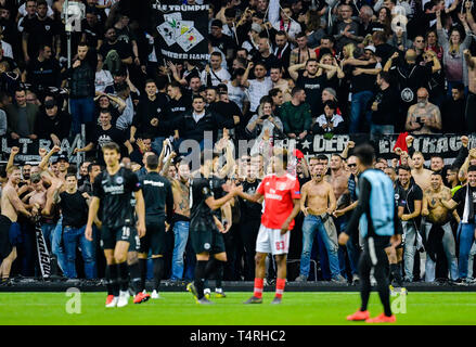 18. April 2019, Hessen, Frankfurt/Main: Fußball: Europa League, Eintracht Frankfurt - Benfica Lissabon, K.o.-Runde Viertelfinale, Rückspiel, in der Commerzbank Arena. Die Frankfurter Spieler jubeln mit den Fans im Inneren stehen. Foto: Uwe Anspach/dpa Stockfoto