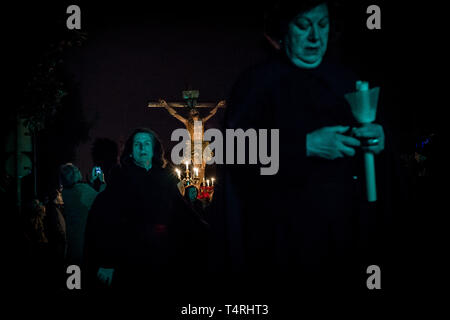 Badalona, Barcelona, Spanien. 18 Apr, 2019. Die Gläubigen nehmen Sie teil an der Prozession der Stille für Gründonnerstag in Badalona während der Heiligen Woche. Die Prozession von Badalona ist bekannt als Stille Prozession, Namen, so dass die Teilnehmer und Zuschauer halten die absolute Stille empfängt, während der Prozession durch die mittelalterlichen Gassen der Stadt, die Antike im 17. Jahrhundert dokumentiert ist. Credit: Jordi Boixareu/ZUMA Draht/Alamy leben Nachrichten Stockfoto