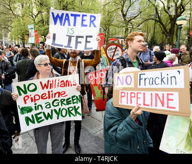 New York, NY, USA. 18 Apr, 2019. Protest gegen den Bau der Erdgasleitung Williams (aka 'Nordosten Versorgung Enhancement (NISCH) Pipeline'') an der Mitte Straße neben City Hall Park in New York City, NY Am 18. April 2019 statt. Quelle: Michael Brochstein/ZUMA Draht/Alamy leben Nachrichten Stockfoto