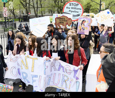 New York, NY, USA. 18 Apr, 2019. Protest gegen den Bau der Erdgasleitung Williams (aka 'Nordosten Versorgung Enhancement (NISCH) Pipeline'') an der Mitte Straße neben City Hall Park in New York City, NY Am 18. April 2019 statt. Quelle: Michael Brochstein/ZUMA Draht/Alamy leben Nachrichten Stockfoto