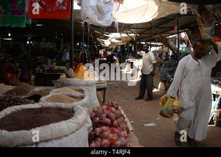 Khartum, Sudan. 10 Nov, 2018. Einen Markt in einem Teil von Khartum. Viele Flüchtlinge und andere Migranten leben hier, vor allem aus Äthiopien und Eritrea. Nach dem Putsch im Sudan, das Land ist im Umbruch. Ob die Stabilität oder Chaos werden folgen, ist noch unklar. (Auf 'Migration im Sudan: die EU hat einen Pakt mit dem Teufel?") Quelle: Gioia Forster/dpa/Alamy leben Nachrichten Stockfoto