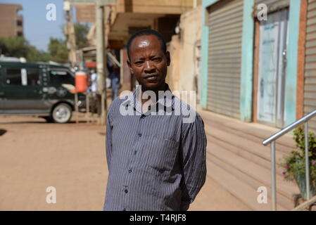 Khartum, Sudan. 10 Nov, 2018. Ali Ahmed Jamal Jehad steht vor einem Bürogebäude, wo er als eine Art Hausmeister arbeitet. Jehad kommt aus Äthiopien und vor etwa zehn Jahren kam zu Sudan in der Hoffnung auf Reisen nach Libyen und nach Europa. Nach dem Putsch im Sudan, das Land ist im Umbruch. Ob die Stabilität oder Chaos werden folgen, ist noch unklar. (Auf 'Migration im Sudan: die EU hat einen Pakt mit dem Teufel?") Quelle: Gioia Forster/dpa/Alamy leben Nachrichten Stockfoto