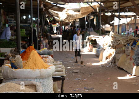 Khartum, Sudan. 10 Nov, 2018. Einen Markt in einem Teil von Khartum. Viele Flüchtlinge und andere Migranten leben hier, vor allem aus Äthiopien und Eritrea. Nach dem Putsch im Sudan, das Land ist im Umbruch. Ob die Stabilität oder Chaos werden folgen, ist noch unklar. (Auf 'Migration im Sudan: die EU hat einen Pakt mit dem Teufel?") Quelle: Gioia Forster/dpa/Alamy leben Nachrichten Stockfoto