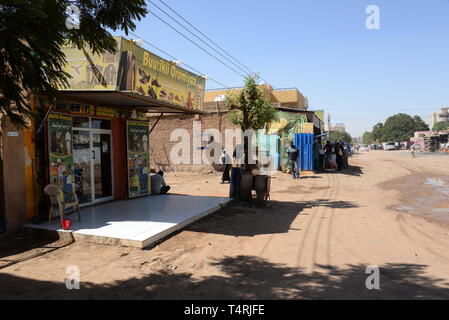 Khartum, Sudan. 10 Nov, 2018. Straßenszene in Khartum. Nach dem Putsch im Sudan, das Land ist im Umbruch. Ob die Stabilität oder Chaos werden folgen, ist noch unklar. Dies ist sicherlich auch ein Interesse für die EU, die mit Khartum kooperieren seit Jahren Migration auf das Mittelmeer zu bändigen. (Auf 'Migration im Sudan: die EU hat einen Pakt mit dem Teufel?") Quelle: Gioia Forster/dpa/Alamy leben Nachrichten Stockfoto