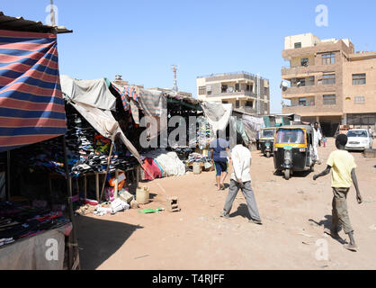 Khartum, Sudan. 10 Nov, 2018. Straßenszene in Khartum. Nach dem Putsch im Sudan, das Land ist im Umbruch. Ob die Stabilität oder Chaos werden folgen, ist noch unklar. Dies ist sicherlich auch ein Interesse für die EU, die mit Khartum kooperieren seit Jahren Migration auf das Mittelmeer zu bändigen. (Auf 'Migration im Sudan: die EU hat einen Pakt mit dem Teufel?") Quelle: Gioia Forster/dpa/Alamy leben Nachrichten Stockfoto