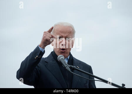 Dorchester, Massachusetts, USA. 18. April 2019. Der frühere US-Vizepräsident und mögliche 2020 Demokratische Präsidentschaftskandidat, Joe Biden, sprechen mit über 1.000 streikende Lebensmittelgeschäft Arbeitnehmer. Credit: Chuck Nacke/Alamy leben Nachrichten Stockfoto