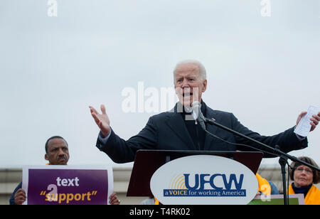 Dorchester, Massachusetts, USA. 18. April 2019. Der frühere US-Vizepräsident und mögliche 2020 Demokratische Präsidentschaftskandidat, Joe Biden, sprechen mit über 1.000 streikende Lebensmittelgeschäft Arbeitnehmer. Credit: Chuck Nacke/Alamy leben Nachrichten Stockfoto