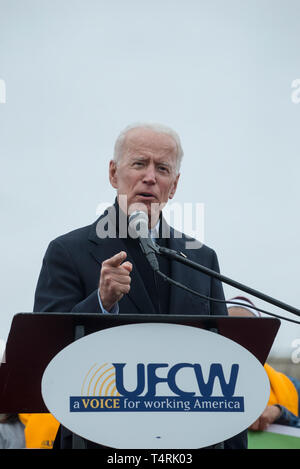 Dorchester, Massachusetts, USA. 18. April 2019. Der frühere US-Vizepräsident und mögliche 2020 Demokratische Präsidentschaftskandidat, Joe Biden, sprechen mit über 1.000 streikende Lebensmittelgeschäft Arbeitnehmer. Credit: Chuck Nacke/Alamy leben Nachrichten Stockfoto