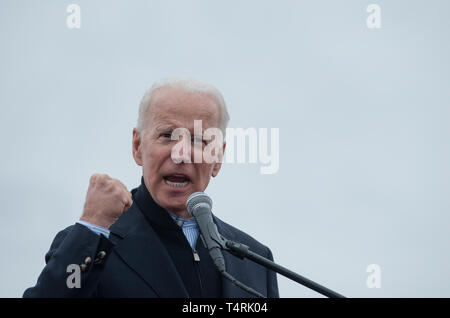 Dorchester, Massachusetts, USA. 18. April 2019. Der frühere US-Vizepräsident und mögliche 2020 Demokratische Präsidentschaftskandidat, Joe Biden, sprechen mit über 1.000 streikende Lebensmittelgeschäft Arbeitnehmer. Credit: Chuck Nacke/Alamy leben Nachrichten Stockfoto