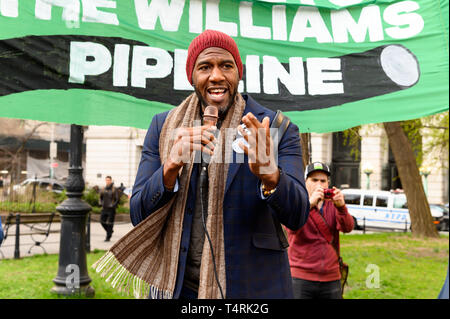 New York City Public Advocate Jumaane Williams (D) sprechen bei der Kundgebung der Bau des Williams Erdgasleitung (aka 'Nordosten Versorgung Enhancement (NISCH) Pipeline") in der Mitte der Straße neben der City Hall Park in New York City zu beenden. Stockfoto