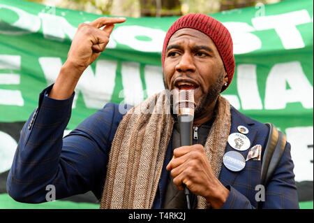 New York City Public Advocate Jumaane Williams (D) sprechen bei der Kundgebung der Bau des Williams Erdgasleitung (aka 'Nordosten Versorgung Enhancement (NISCH) Pipeline") in der Mitte der Straße neben der City Hall Park in New York City zu beenden. Stockfoto