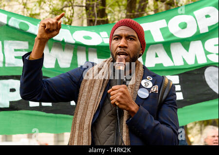 New York City Public Advocate Jumaane Williams (D) sprechen bei der Kundgebung der Bau des Williams Erdgasleitung (aka 'Nordosten Versorgung Enhancement (NISCH) Pipeline") in der Mitte der Straße neben der City Hall Park in New York City zu beenden. Stockfoto