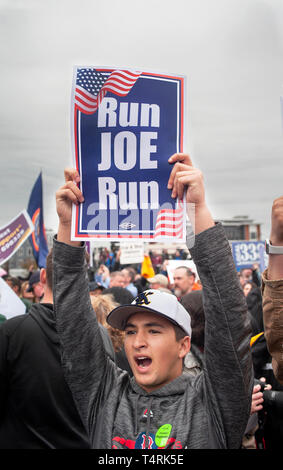 Dorchester, Massachusetts, USA. 18. April 2019. Der frühere US-Vizepräsident und mögliche 2020 Demokratische Präsidentschaftskandidat, Joe Biden, sprach mit über 1.000 streikende Lebensmittelgeschäft Arbeitnehmer. Foto zeigt eine selbsternannte Biden Ventilator in der Menge während der Rede. Credit: Chuck Nacke/Alamy leben Nachrichten Stockfoto