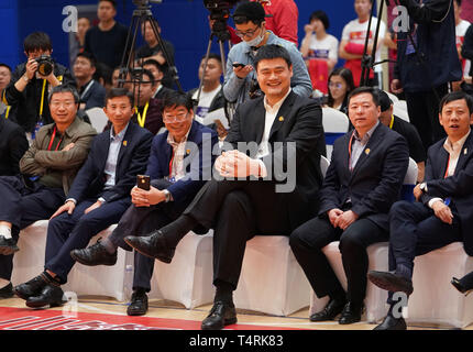 Peking, China. 18 Apr, 2019. Yao Ming (3. R), der ehemalige NBA-Star und etablierten chinesischen Basketball Association (CBA) Präsident, nimmt an einer Zeremonie von Mini Basketball League in Peking statt, der Hauptstadt von China, am 18. April 2019. Credit: Meng Yongmin/Xinhua/Alamy leben Nachrichten Stockfoto