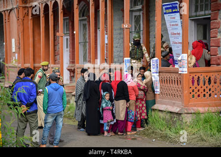 Kaschmir Wähler gesehen stehen in einer Warteschlange, um ihre Stimme im Wahllokal während der zweiten Phase der Parlamentswahlen in Indien Wahlen in Srinagar zu werfen. In der zweiten Phase der Parlamentswahlen in Indien Wahlen, Inder gingen nach Umfragen unter komplett heruntergefahren und internet Gag. Stockfoto