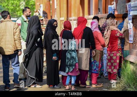 Kaschmir Wähler gesehen stehen in einer Warteschlange, um ihre Stimme im Wahllokal während der zweiten Phase der Parlamentswahlen in Indien Wahlen in Srinagar zu werfen. In der zweiten Phase der Parlamentswahlen in Indien Wahlen, Inder gingen nach Umfragen unter komplett heruntergefahren und internet Gag. Stockfoto