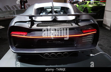 New York City, New York, USA. 18 Apr, 2019. BUGATTI CHIRON SPORT Marken 110-jähriges Bestehen mit "110 ans Bugatti "hypercar auf der New York International Auto Show statt im Jacob Javits Center. Credit: Nancy Kaszerman/ZUMA Draht/Alamy leben Nachrichten Stockfoto