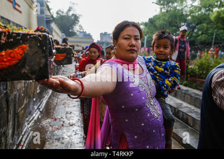 Nepalesische devotees Splash heiligen Wasser während Baisdhara mela Full Moon Festival selber. Tausende von Gläubigen versammelten Heiligen Bad in 22 Wasserhosen Balaju für ihre spirituelle Reinigung und in der Überzeugung vieler Erkrankungen Behandlungen zu nehmen. Stockfoto