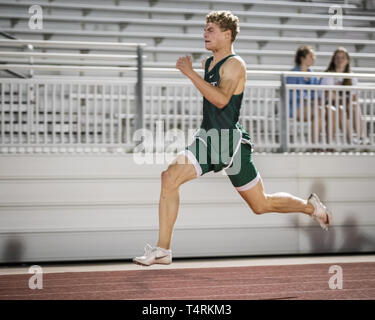 Webster, Texas, USA. 18 Apr, 2019. Houston's Strake Jesuit College Vorbereitenden sprinter Matthew Boling läuft die 200 Meter dash in Texas' Universitätsinterscholastic Liga (UIL) Klasse 6A Bezirk 23-24 Bereich Treffen bei Challenger Columbia Stadion in Webster, Texas. Boling erste mit einer Zeit von 20.545 Sekunden abgeschlossen. Prentice C. James/CSM/Alamy leben Nachrichten Stockfoto