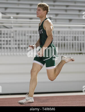 Webster, Texas, USA. 18 Apr, 2019. Houston's Strake Jesuit College Vorbereitenden sprinter Matthew Boling läuft die 200 Meter dash in Texas' Universitätsinterscholastic Liga (UIL) Klasse 6A Bezirk 23-24 Bereich Treffen bei Challenger Columbia Stadion in Webster, Texas. Boling erste mit einer Zeit von 20.545 Sekunden abgeschlossen. Prentice C. James/CSM/Alamy leben Nachrichten Stockfoto