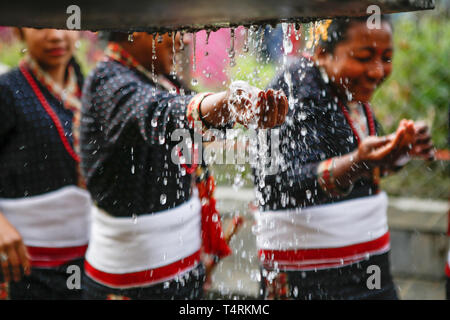 Kathmandu, Nepal. 19 Apr, 2019. Nepalesische devotees Splash heiligen Wasser während Baisdhara mela Full Moon Festival selber. Tausende von Gläubigen versammelten Heiligen Bad in 22 Wasserhosen Balaju für ihre spirituelle Reinigung und in der Überzeugung vieler Erkrankungen Behandlungen zu nehmen. Credit: Sunil Pradhan/SOPA Images/ZUMA Draht/Alamy leben Nachrichten Stockfoto