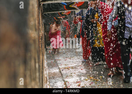 Kathmandu, Nepal. 19 Apr, 2019. Nepalesische devotees zur heiligen Badewanne von 22 Stein tippt während Baisdhara mela Full Moon Festival. Tausende von Gläubigen versammelten Heiligen Bad in 22 Wasserhosen Balaju für ihre spirituelle Reinigung und in der Überzeugung vieler Erkrankungen Behandlungen zu nehmen. Credit: Sunil Pradhan/SOPA Images/ZUMA Draht/Alamy leben Nachrichten Stockfoto