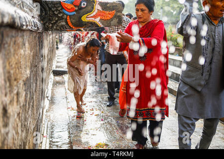 Kathmandu, Nepal. 19 Apr, 2019. Nepalesische devotees zur heiligen Badewanne von 22 Stein tippt während Baisdhara mela Full Moon Festival. Tausende von Gläubigen versammelten Heiligen Bad in 22 Wasserhosen Balaju für ihre spirituelle Reinigung und in der Überzeugung vieler Erkrankungen Behandlungen zu nehmen. Credit: Sunil Pradhan/SOPA Images/ZUMA Draht/Alamy leben Nachrichten Stockfoto