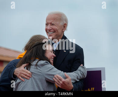 Dorchester, Massachusetts, USA. 18. April 2019. Der frühere US-Vizepräsident und mögliche 2020 Demokratische Präsidentschaftskandidat, Joe Biden, erhält eine Umarmung von Yvonne Bento, eine markante Stop & Shop Mitarbeiter nach Biden sprach mit über 1000 markante Stop & Shop Mitarbeiter außerhalb Boston Bereich Stop & Shop Lebensmittelgeschäft. Credit: Chuck Nacke/Alamy leben Nachrichten Stockfoto