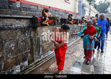 Kathmandu, Nepal. 19 Apr, 2019. Nepalesische devotees zur heiligen Badewanne von 22 Stein tippt während Baisdhara mela Full Moon Festival. Tausende von Gläubigen versammelten Heiligen Bad in 22 Wasserhosen Balaju für ihre spirituelle Reinigung und in der Überzeugung vieler Erkrankungen Behandlungen zu nehmen. Credit: Sunil Pradhan/SOPA Images/ZUMA Draht/Alamy leben Nachrichten Stockfoto