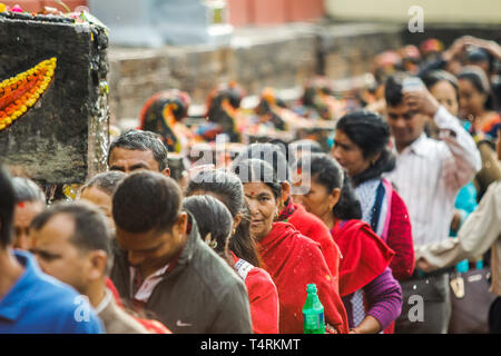 Kathmandu, Nepal. 19 Apr, 2019. Nepalesische devotees Splash heiligen Wasser während Baisdhara mela Full Moon Festival selber. Tausende von Gläubigen versammelten Heiligen Bad in 22 Wasserhosen Balaju für ihre spirituelle Reinigung und in der Überzeugung vieler Erkrankungen Behandlungen zu nehmen. Credit: Sunil Pradhan/SOPA Images/ZUMA Draht/Alamy leben Nachrichten Stockfoto