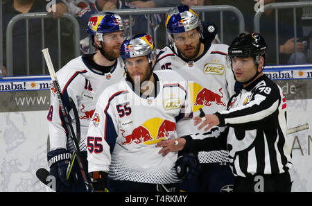 Mannheim, Deutschland. 18 Apr, 2019. Eishockey: DEL, Adler Mannheim - EHC München, Meisterschaft, final, 1. Spieltag, Matthew Stajan (18, EHC RB München) links Kerben die 1-1 Equalizer Credit: Michael Deines/dpa/Alamy leben Nachrichten Stockfoto