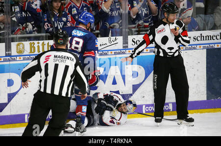 Mannheim, Deutschland. 18 Apr, 2019. Eishockey: DEL, Adler Mannheim - EHC München, Meisterschaft, final, 1. Spieltag, Justin Shugg (14, EHC RB München) müssen durch Eis verletzt werden. Quelle: Michael Deines/dpa/Alamy leben Nachrichten Stockfoto