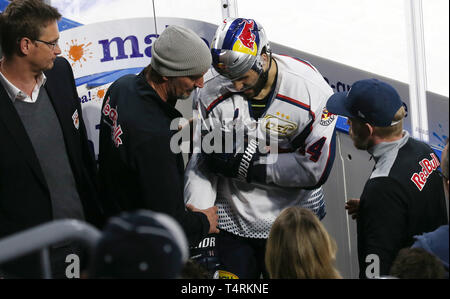 Mannheim, Deutschland. 18 Apr, 2019. Eishockey: DEL, Adler Mannheim - EHC München, Meisterschaft, final, 1. Spieltag, Justin Shugg (14, EHC RB München) müssen durch Eis verletzt werden. Quelle: Michael Deines/dpa/Alamy leben Nachrichten Stockfoto