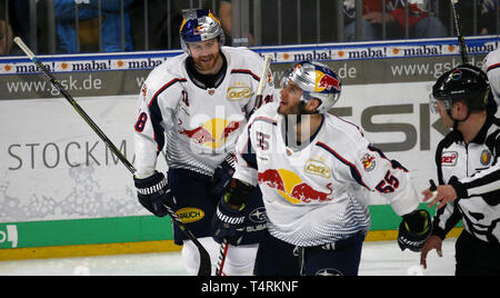 Mannheim, Deutschland. 18 Apr, 2019. Eishockey: DEL, Adler Mannheim - EHC München, Meisterschaft, final, 1. Spieltag, Matthew Stajan (18, EHC RB München) links Kerben die 1-1 Equalizer, Kredit: Michael Deines/dpa/Alamy leben Nachrichten Stockfoto