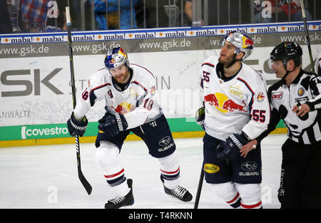 Mannheim, Deutschland. 18 Apr, 2019. Eishockey: DEL, Adler Mannheim - EHC München, Meisterschaft, final, 1. Spieltag, Matthew Stajan (18, EHC RB München) links Kerben die 1-1 Equalizer Credit: Michael Deines/dpa/Alamy leben Nachrichten Stockfoto