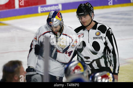 Mannheim, Deutschland. 18 Apr, 2019. Eishockey: DEL, Adler Mannheim - EHC München, Meisterschaft, final, 1. Spieltag, Kredit: Michael Deines/dpa/Alamy leben Nachrichten Stockfoto