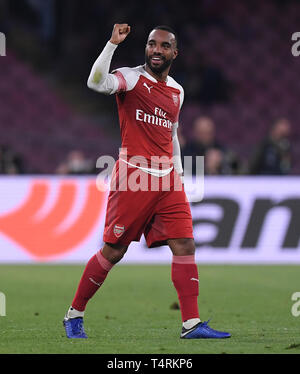 Neapel, Italien. 18 Apr, 2019. Von Arsenal Alexandre Lacazette feiert während der UEFA Europa League Viertelfinale Rückspiel Fußball Match zwischen Napoli und Arsenal in Neapel, Italien, 18. April 2019. Napoli verloren 0-1. Credit: Alberto Lingria/Xinhua/Alamy leben Nachrichten Stockfoto