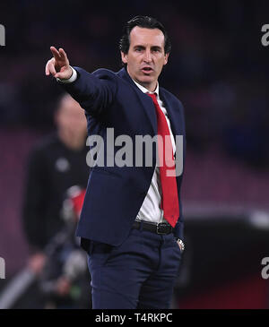 Neapel, Italien. 18 Apr, 2019. Arsenals Trainer Unai Emery Gesten während der UEFA Europa League Viertelfinale Rückspiel Fußball Match zwischen Napoli und Arsenal in Neapel, Italien, 18. April 2019. Napoli verloren 0-1. Credit: Alberto Lingria/Xinhua/Alamy leben Nachrichten Stockfoto