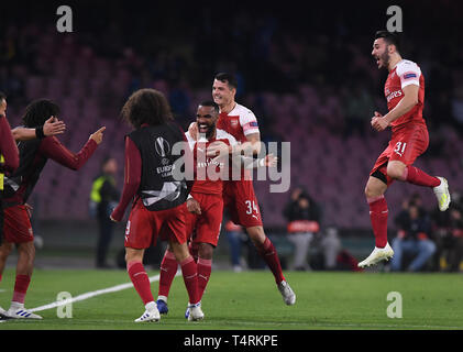 Neapel, Italien. 18 Apr, 2019. Von Arsenal Alexandre Lacazette (3. R) feiert mit seinen Mannschaftskameraden in der UEFA Europa League Viertelfinale Rückspiel Fußball Match zwischen Napoli und Arsenal in Neapel, Italien, 18. April 2019. Napoli verloren 0-1. Credit: Alberto Lingria/Xinhua/Alamy leben Nachrichten Stockfoto