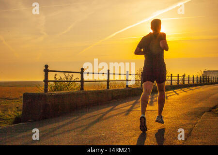 Jogger an der Küste Esplanade Lytham St. Annes. Lancashire. April 2019. Wetter in Großbritannien. Sommersizzler prognostizieren, wie heißes Wetter über der Fylde-Küste erwartet wird. Sonniger Start in den Tag mit Temperaturen, die voraussichtlich zu Beginn der Osterfeiertage im Nordwesten 20c erreichen werden. An diesem Wochenende ist sowohl am Samstag als auch am Sonntag mit Backwärme zu rechnen - wobei England und Wales das Beste der Sonne sehen. Wettervorhersagen des MET Office sagen, dass die atemberaubende Hitze im April durch strahlenden Sonnenschein begünstigt wird. Kredit: MediaWorldImages/AlamyLiveNews Stockfoto