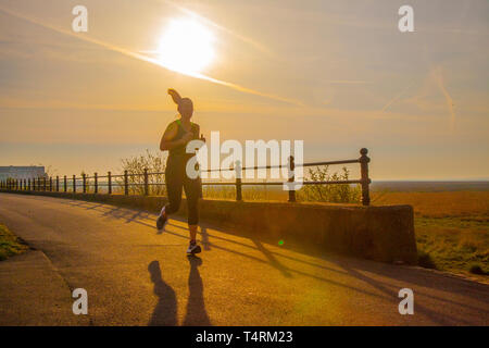 Jogger an der Küste Esplanade Lytham St. Annes. Lancashire. April 2019. Wetter in Großbritannien. Sommersizzler prognostizieren, wie heißes Wetter über der Fylde-Küste erwartet wird. Sonniger Start in den Tag mit Temperaturen, die voraussichtlich zu Beginn der Osterfeiertage im Nordwesten 20c erreichen werden. An diesem Wochenende ist sowohl am Samstag als auch am Sonntag mit Backwärme zu rechnen - wobei England und Wales das Beste der Sonne sehen. Wettervorhersagen des MET Office sagen, dass die atemberaubende Hitze im April durch strahlenden Sonnenschein begünstigt wird. Stockfoto