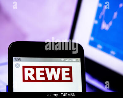 Kiew, Ukraine. 18 Apr, 2019. In diesem Foto Illustration einen REWE Group Logo gesehen auf einem Smartphone angezeigt. Quelle: Igor Goiovniov/SOPA Images/ZUMA Draht/Alamy leben Nachrichten Stockfoto