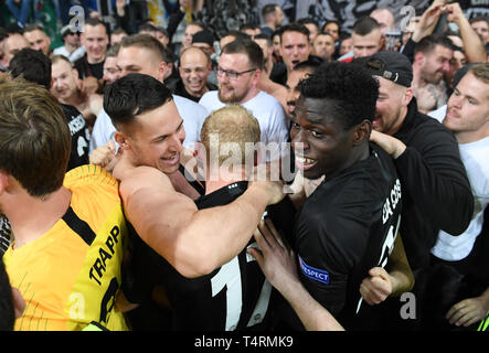 18. April 2019, Hessen, Frankfurt/Main: Feier der Eintracht Frankfurt die Spieler mit ihren Fans nach dem Sieg gegen Benfica. Foto: Arne Dedert/dpa Stockfoto