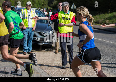 Maidenhead, Großbritannien. 19. April 2019. Premierminister Theresa May fungiert als Marschall bei der jährlichen 70563 Ostern 10 Charity Rennen am Karfreitag. Credit: Mark Kerrison/Alamy leben Nachrichten Stockfoto